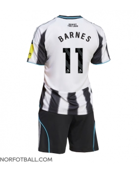 Billige Fotballdrakt Newcastle United Harvey Barnes #11 Replika Hjemmedraktsett Barn 2025-26 Kortermet (med bukser)